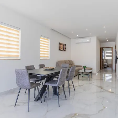 Exclusive 2 Bed Penthouse With Pool - By Hostmt Apartment