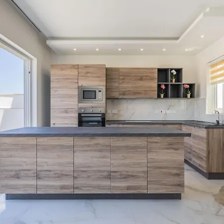 Exclusive 2 Bed Penthouse With Pool - By Hostmt Apartment
