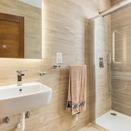 Exclusive 2 Bed Penthouse With Pool - By Hostmt Apartment *