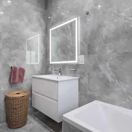 Exclusive 2 Bed Penthouse With Pool - By Hostmt *