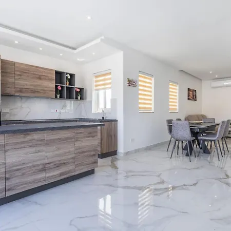 Exclusive 2 Bed Penthouse With Pool - By Hostmt Apartment