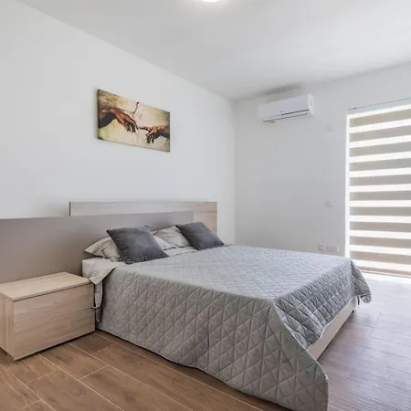 Exclusive 2 Bed Penthouse With Pool - By Hostmt