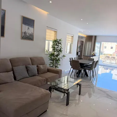 Apartment Exclusive 2 Bed Penthouse With Pool - By Hostmt *